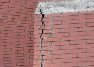Трещины в стенах дома: причины, как и чем заделывать